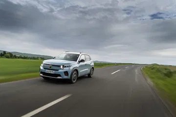 El Citroën C3 2024 captado en pleno dinamismo, ofreciendo una visión completa del diseño lateral.