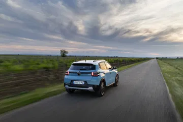 Vista dinámica del Citroën C3 en carretera, mostrando su línea y diseño trasero.