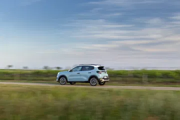 Vista lateral del nuevo Citroën C3 exhibiendo su diseño y proporciones.