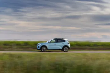 Citroën C3 en movimiento, destacando diseño lateral y dinamismo