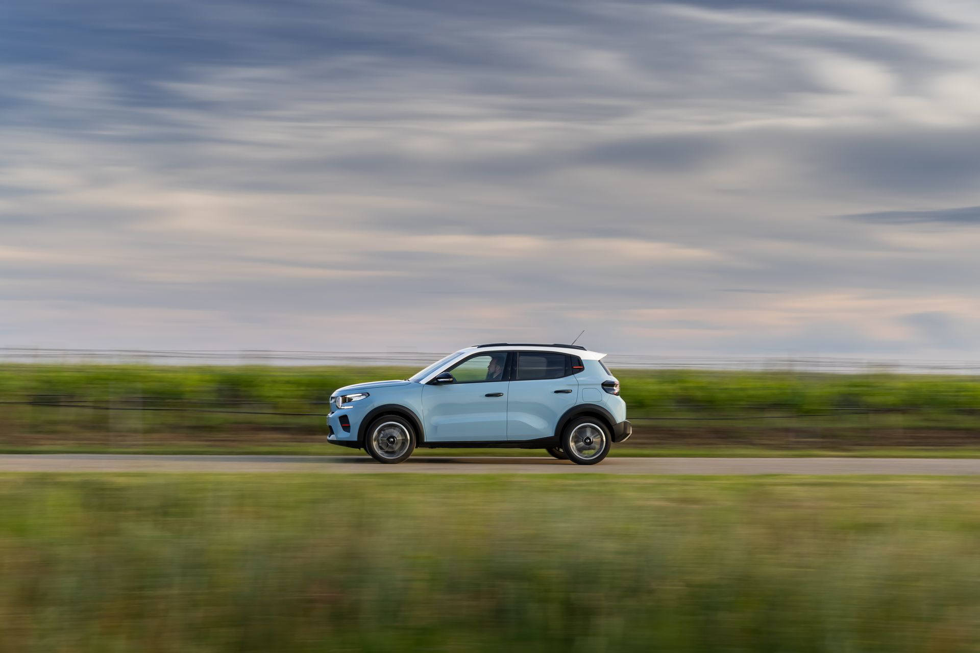 Citroën C3 en movimiento, destacando diseño lateral y dinamismo