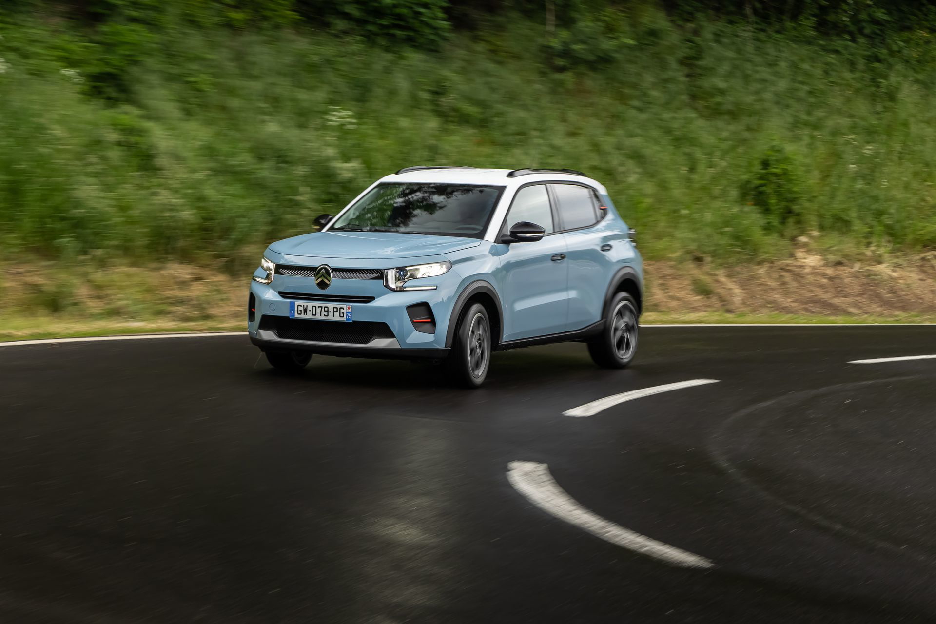 Vista dinámica del Citroën C3 en carretera, mostrando líneas y diseño actualizado.
