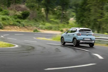El Citroën C3 en pruebas dinámicas, mostrando líneas y diseño lateral.