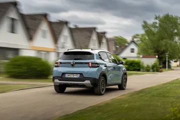 Citroën C3 mostrando su dinámica trasera y lateral en movimiento.