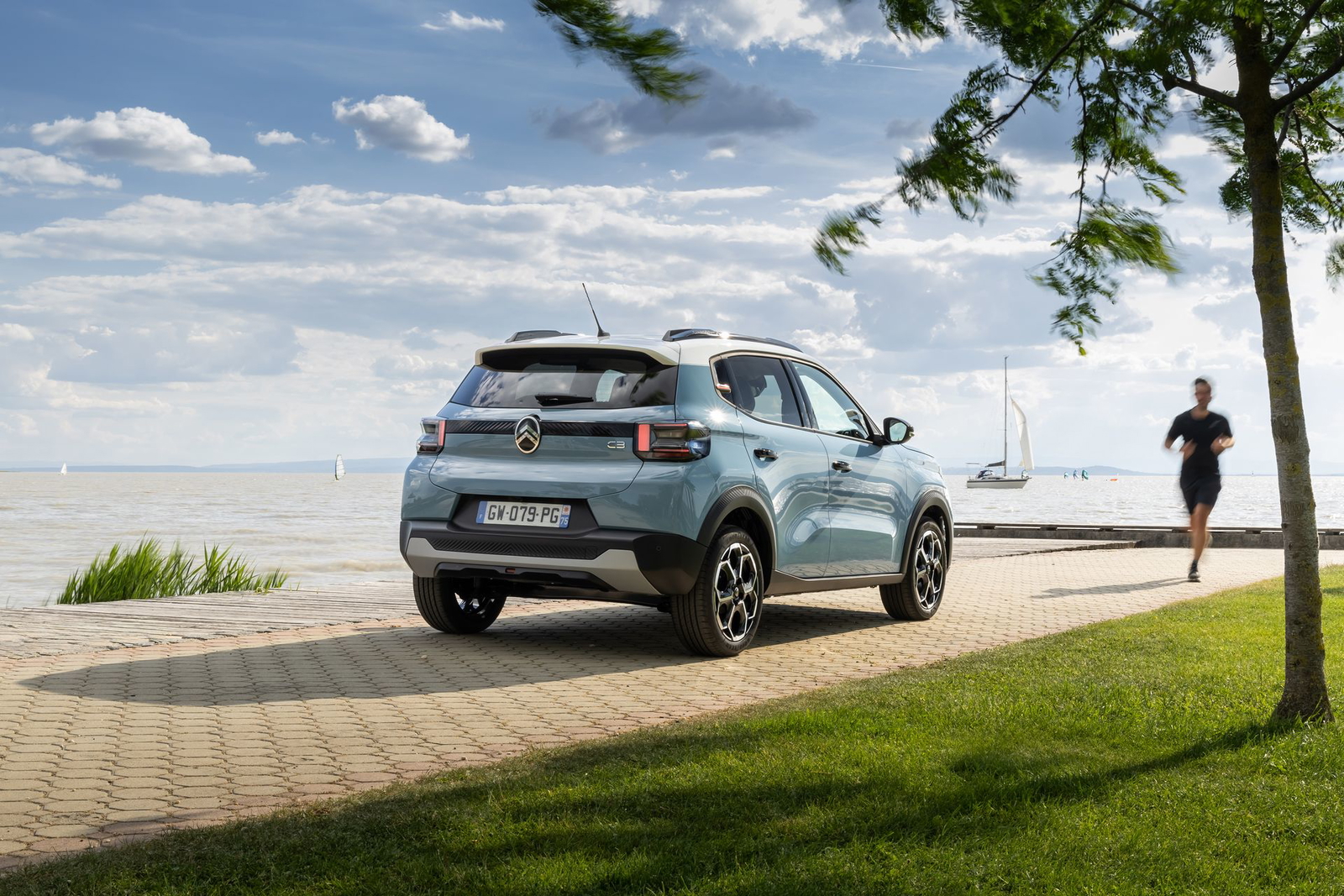 Vista trasera-lateral del Citroën C3 2024 en un entorno costero. Vista trasera-lateral del Citroën C3 2024 en un entorno costero.