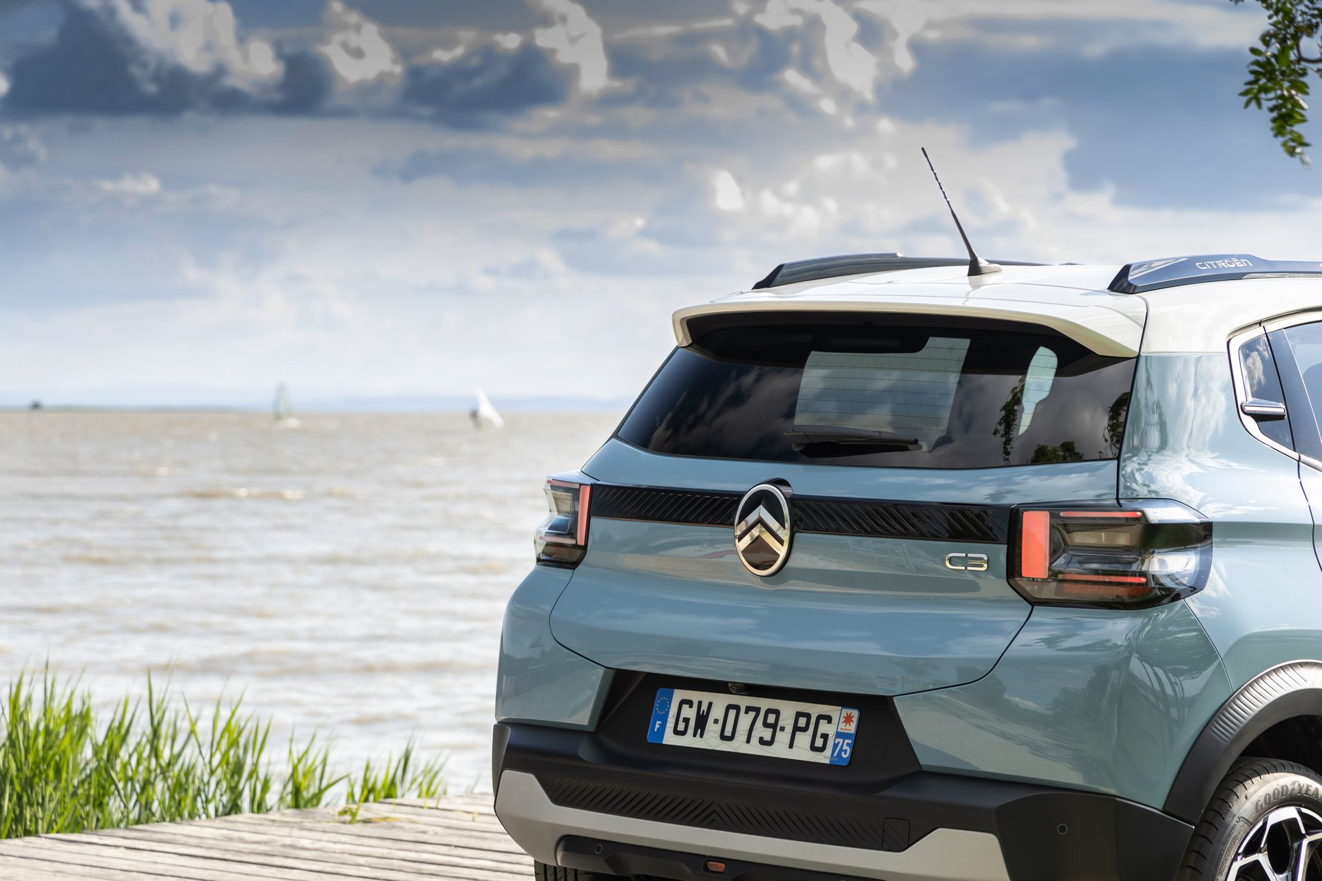 Vista trasera y lateral del Citroën C3, destacando su diseño robusto y moderno