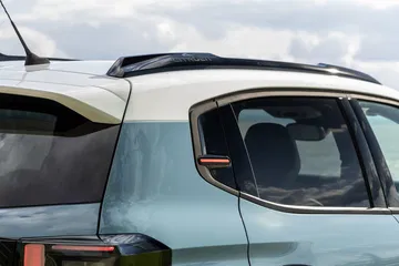 Vista lateral del Citroën C3 con techo flotante distintivo.