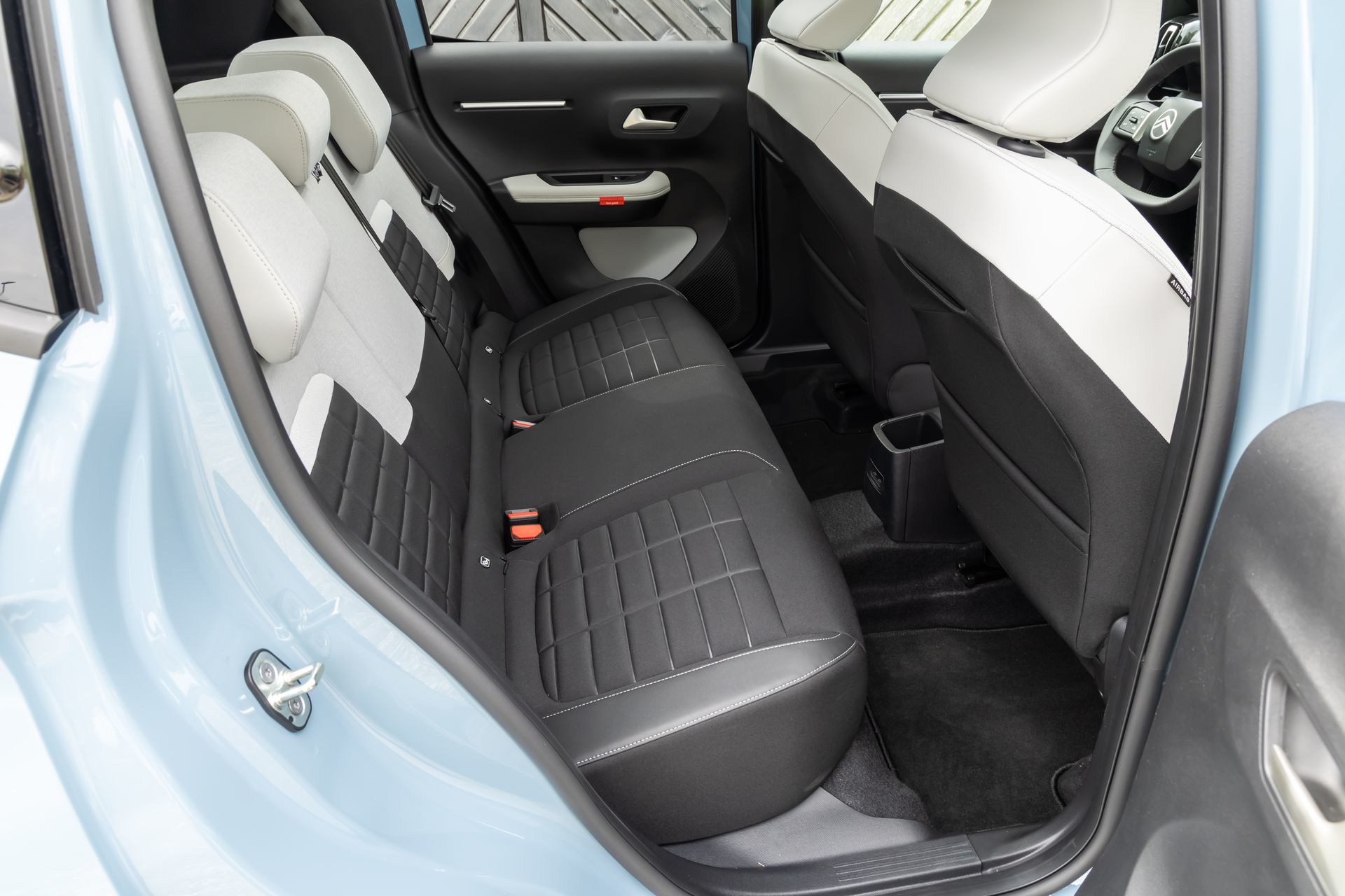 Vista del diseño y acabados de los asientos delanteros del Citroën C3.