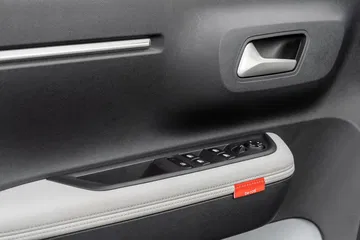 Vista de los mandos de la puerta del Citroën C3, con acabados y materiales sencillos.