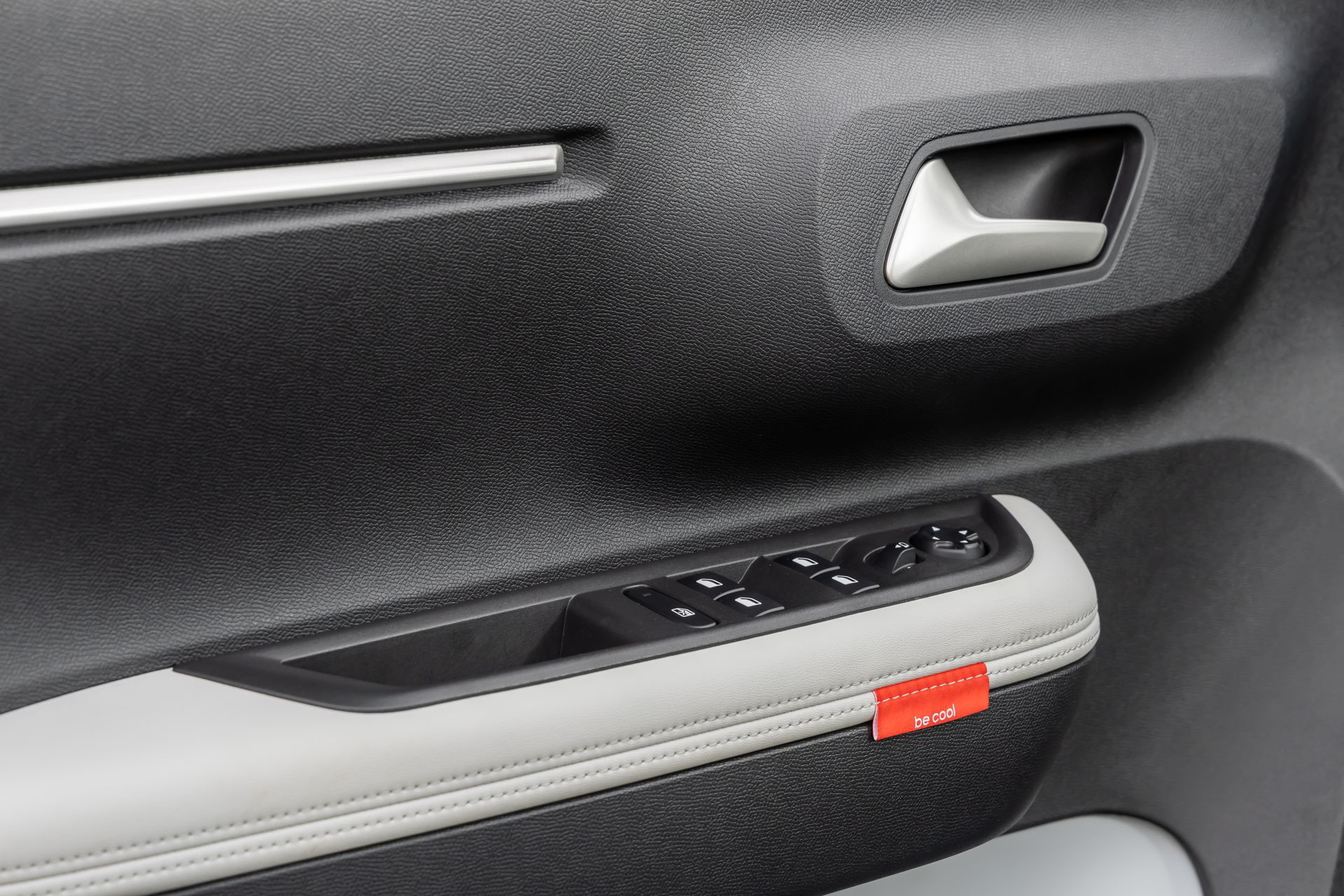 Vista de los mandos de la puerta del Citroën C3, con acabados y materiales sencillos.
