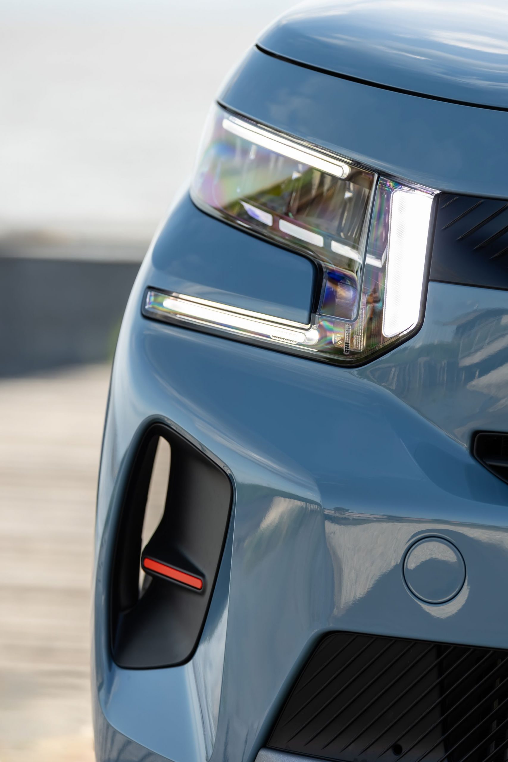 Vista cercana óptica trasera Citroën C3, refleja diseño vanguardista.
