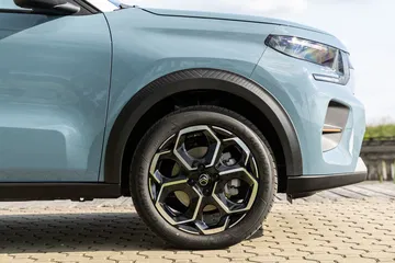 Vista detallada del diseño lateral y llantas del Citroën C3 2024.