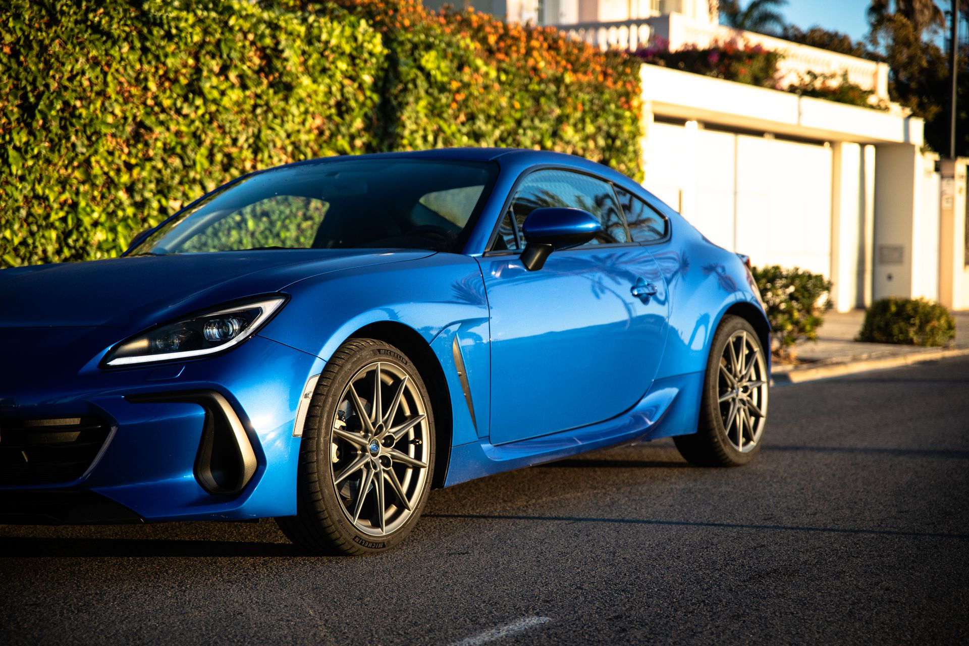Vista lateral del Subaru BRZ destacando su línea deportiva