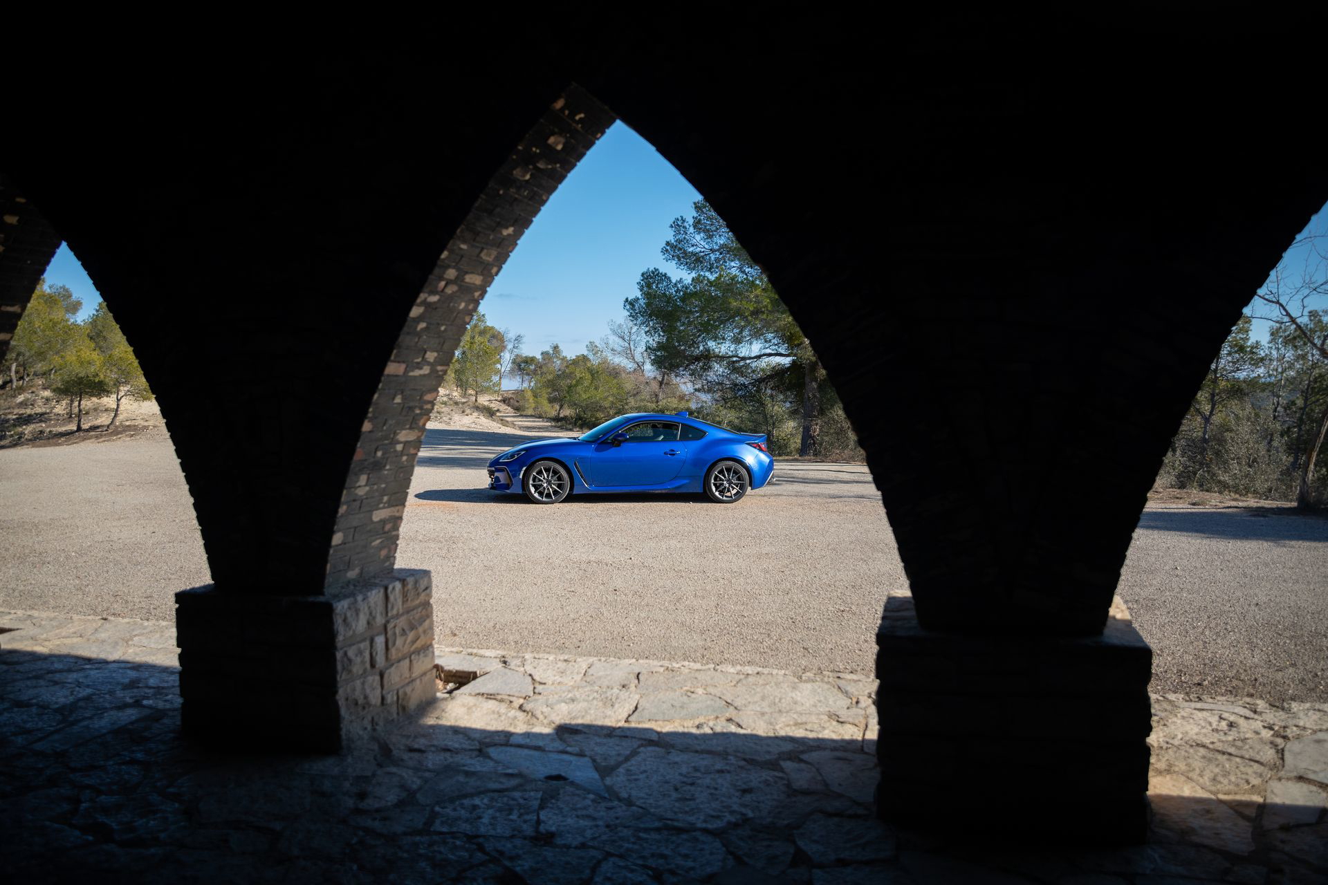 El Subaru BRZ en su hábitat natural, listo para devorar kilómetros de asfalto.