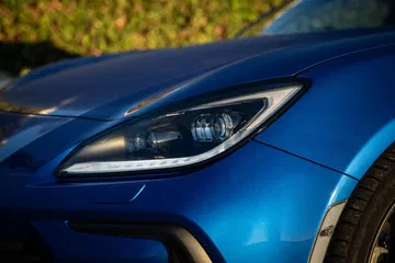 Vista detallada del faro y diseño frontal del Subaru BRZ.