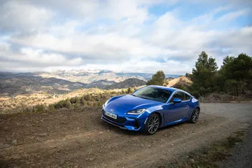 Vista lateral del Subaru BRZ demostrando su diseño deportivo y ágil en carretera.