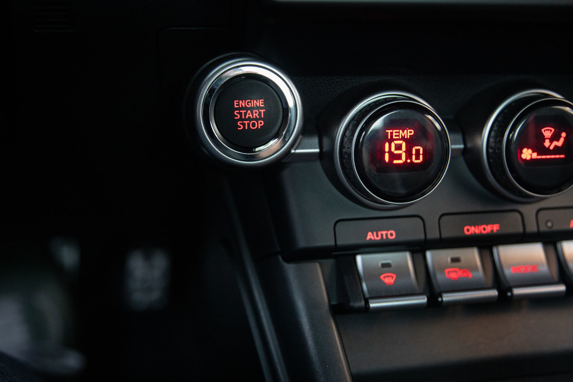 Clásicos relojes análogos complementan la estética deportiva del Subaru BRZ