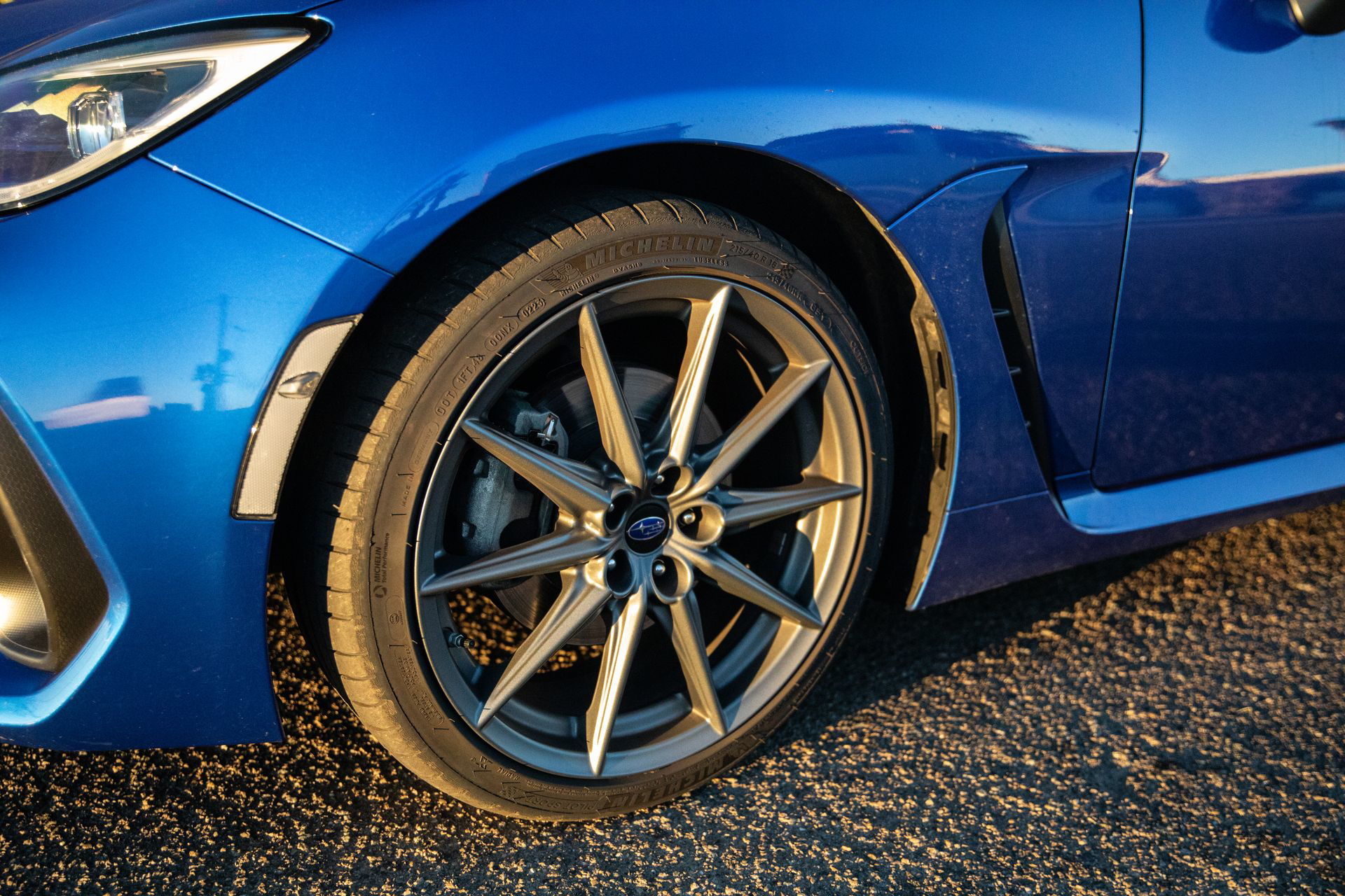 Rueda del Subaru BRZ mostrando llantas y parte del guardabarros.