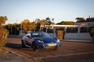 Subaru BRZ capturado en un dinámico perfil lateral.