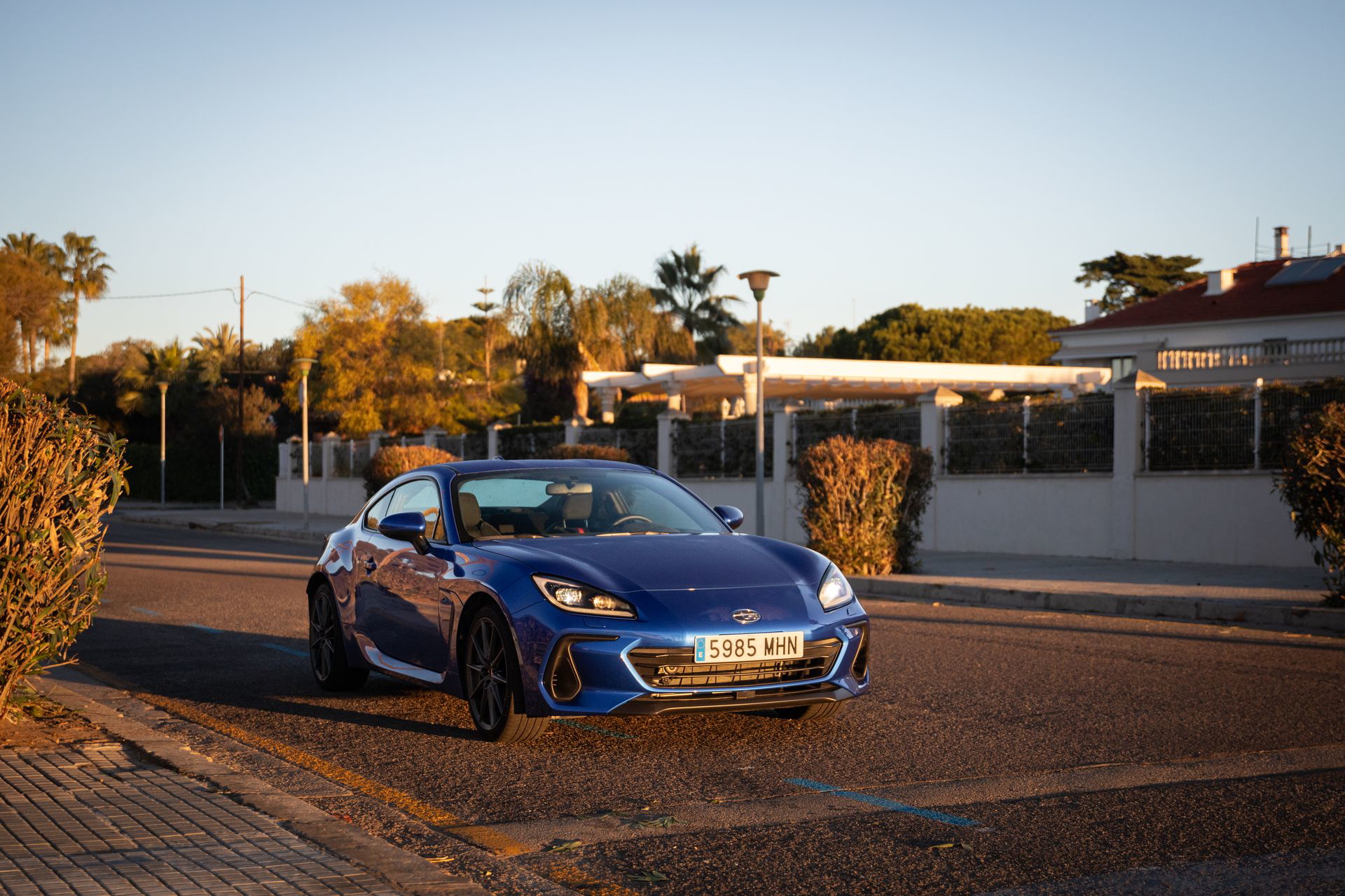 Subaru BRZ capturado en un dinámico perfil lateral.