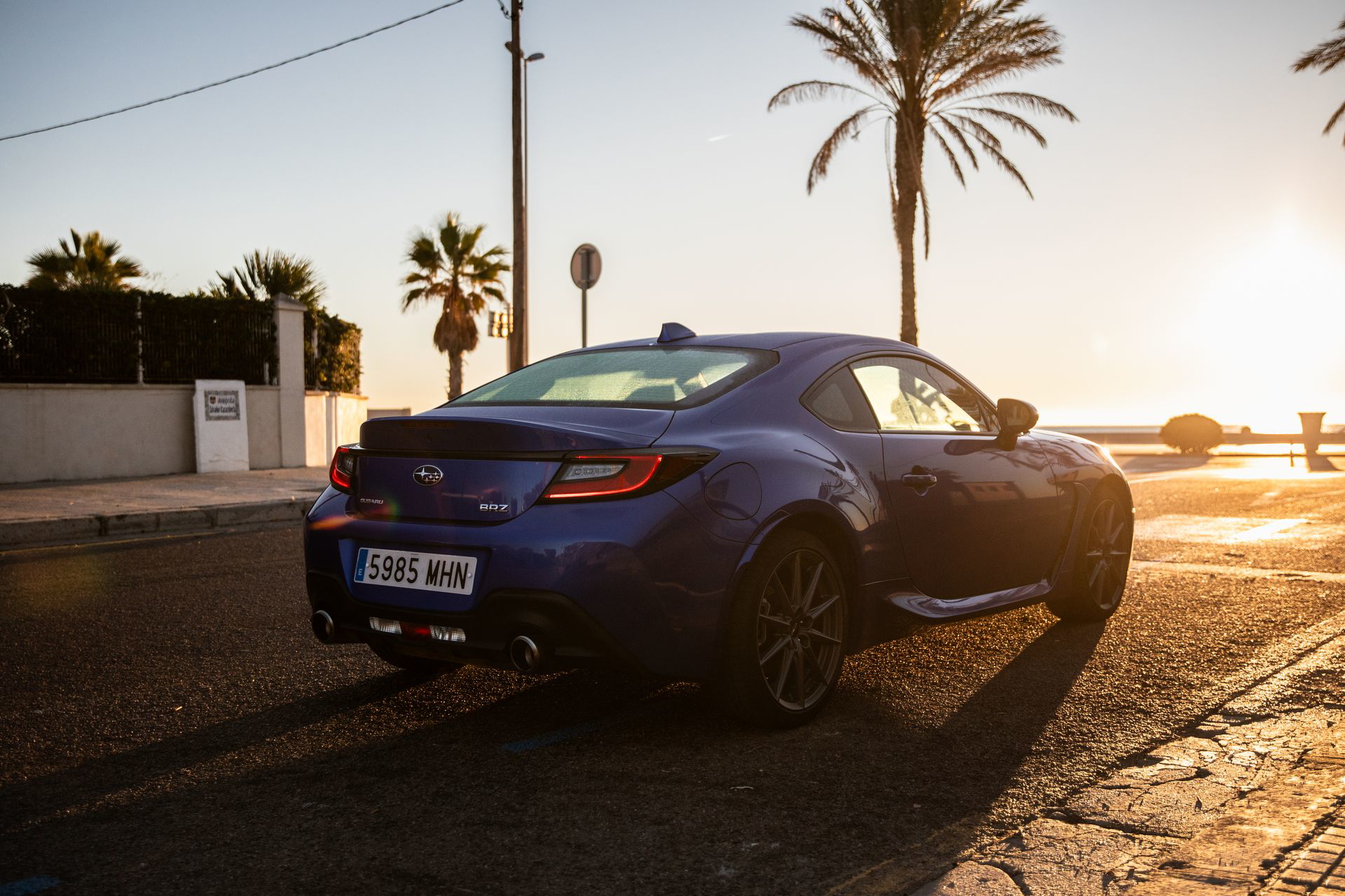 Vista trasera lateral del Subaru BRZ destacando su diseño deportivo