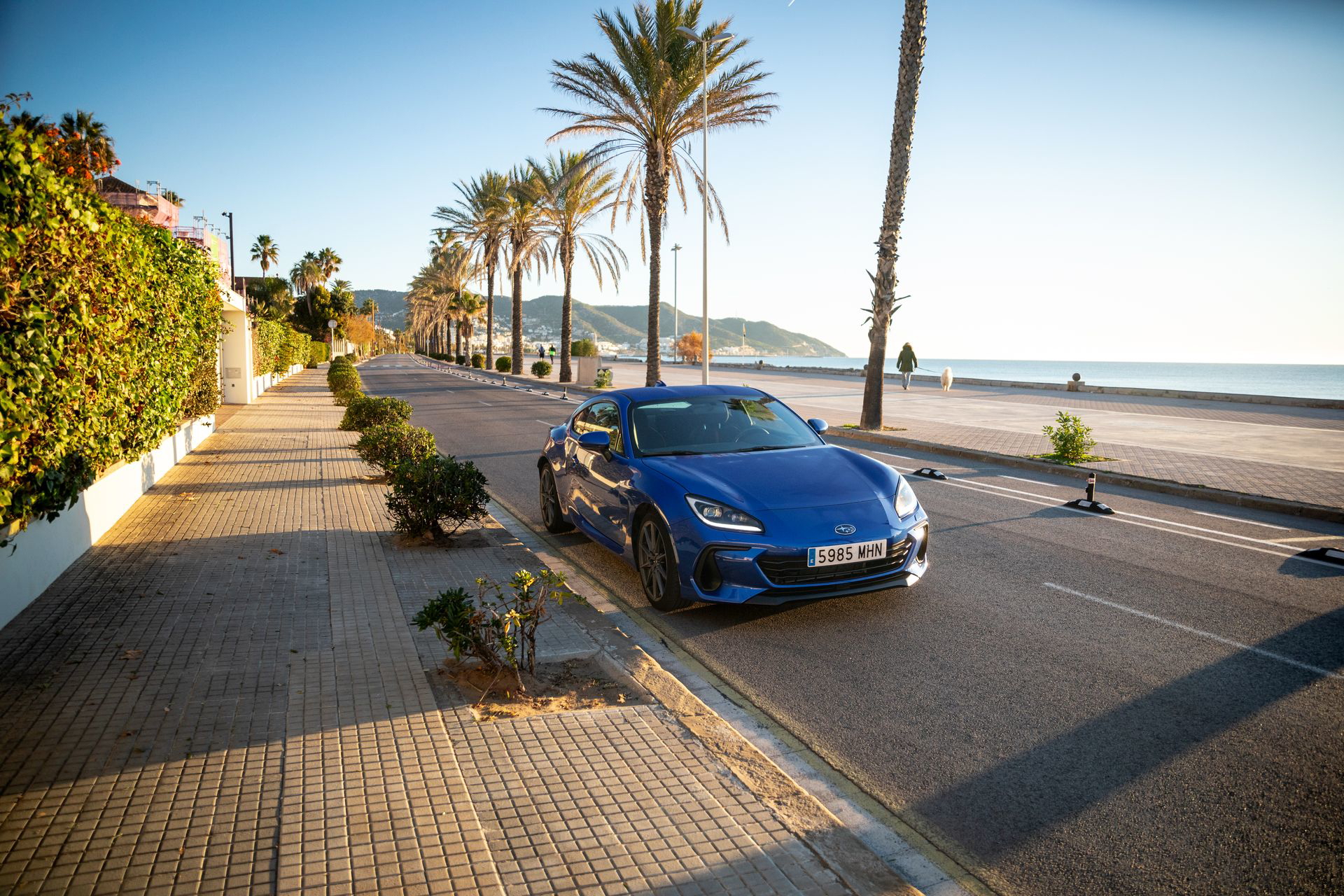 Subaru BRZ azul en paisaje costero, dominando la carretera con estilo.