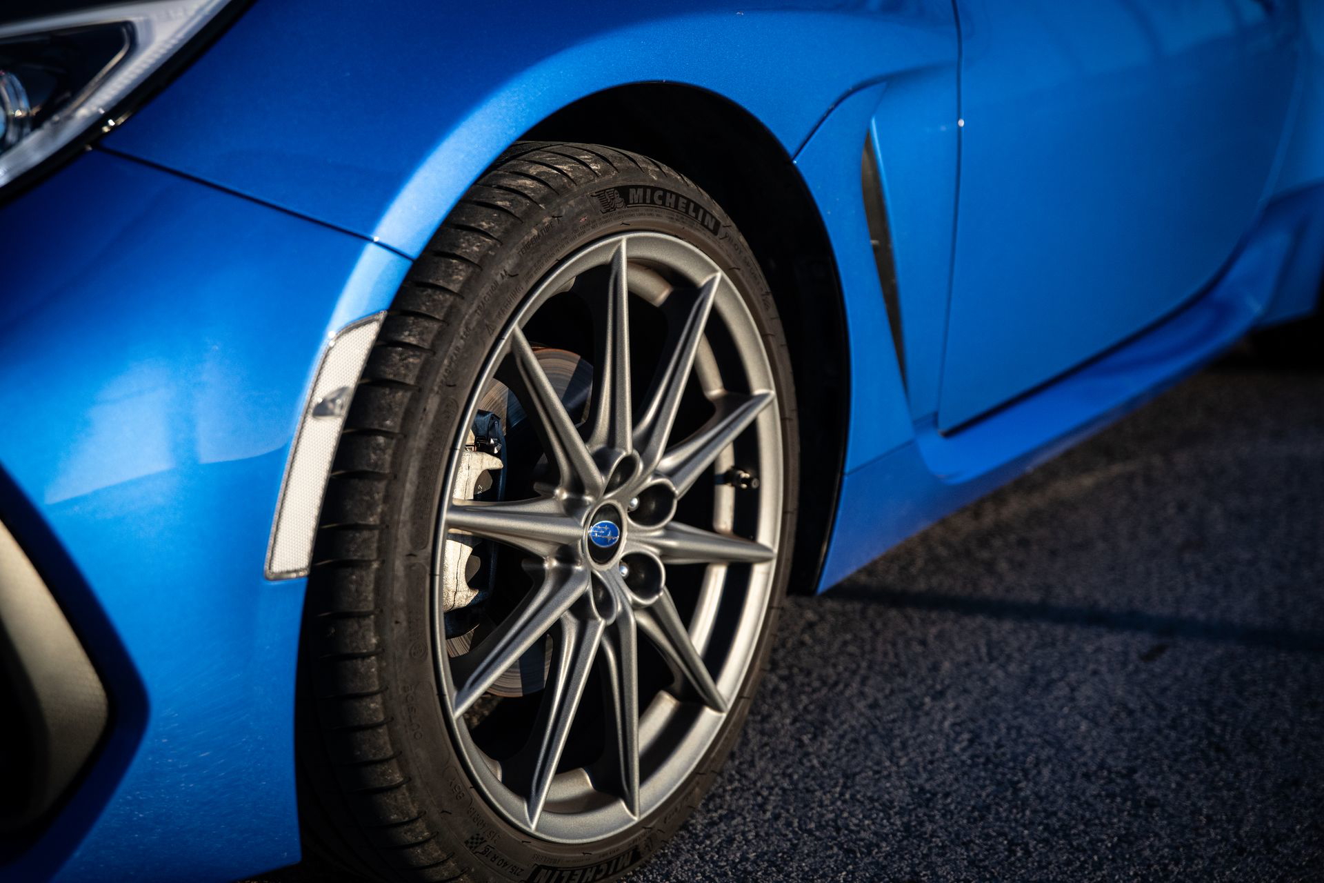 Vista lateral muestra diseño aerodinámico y llantas dinámicas del Subaru BRZ.