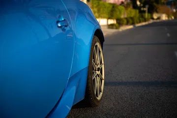 Subaru BRZ mostrando línea lateral y llantas deportivas