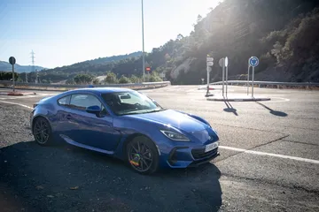 Vista lateral del Subaru BRZ resaltando su perfil deportivo