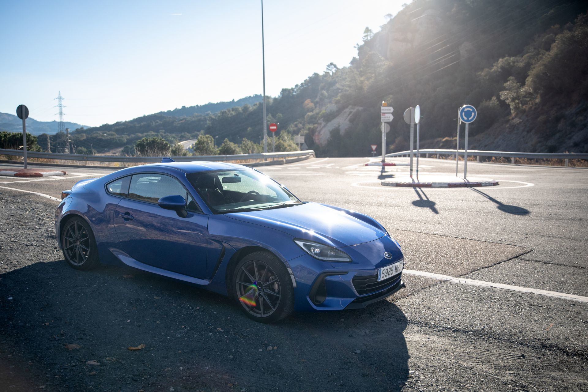 Vista lateral del Subaru BRZ resaltando su perfil deportivo