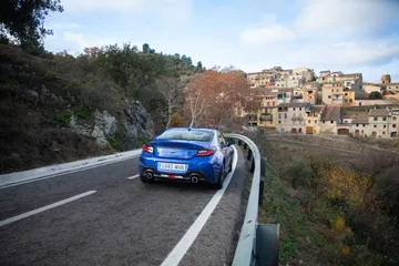 Vista dinámica del Subaru BRZ en carretera de curvas