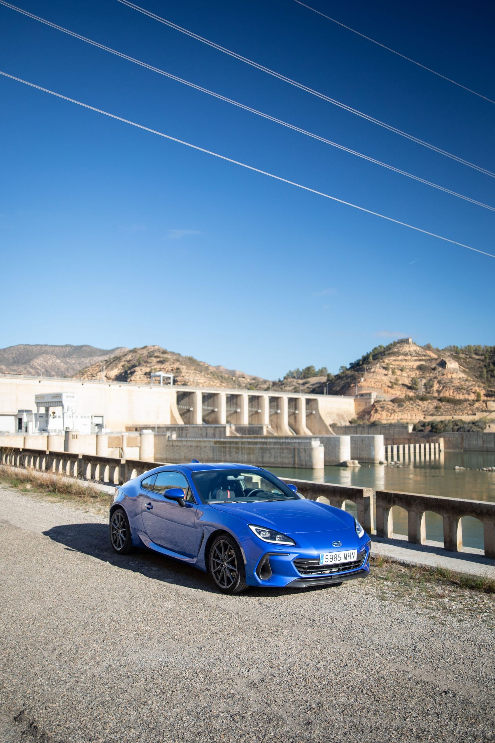 Subaru BRZ posando con elegancia ante un paisaje montañoso