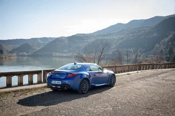Subaru BRZ exhibiendo su diseño trasero y lateral dinámico.