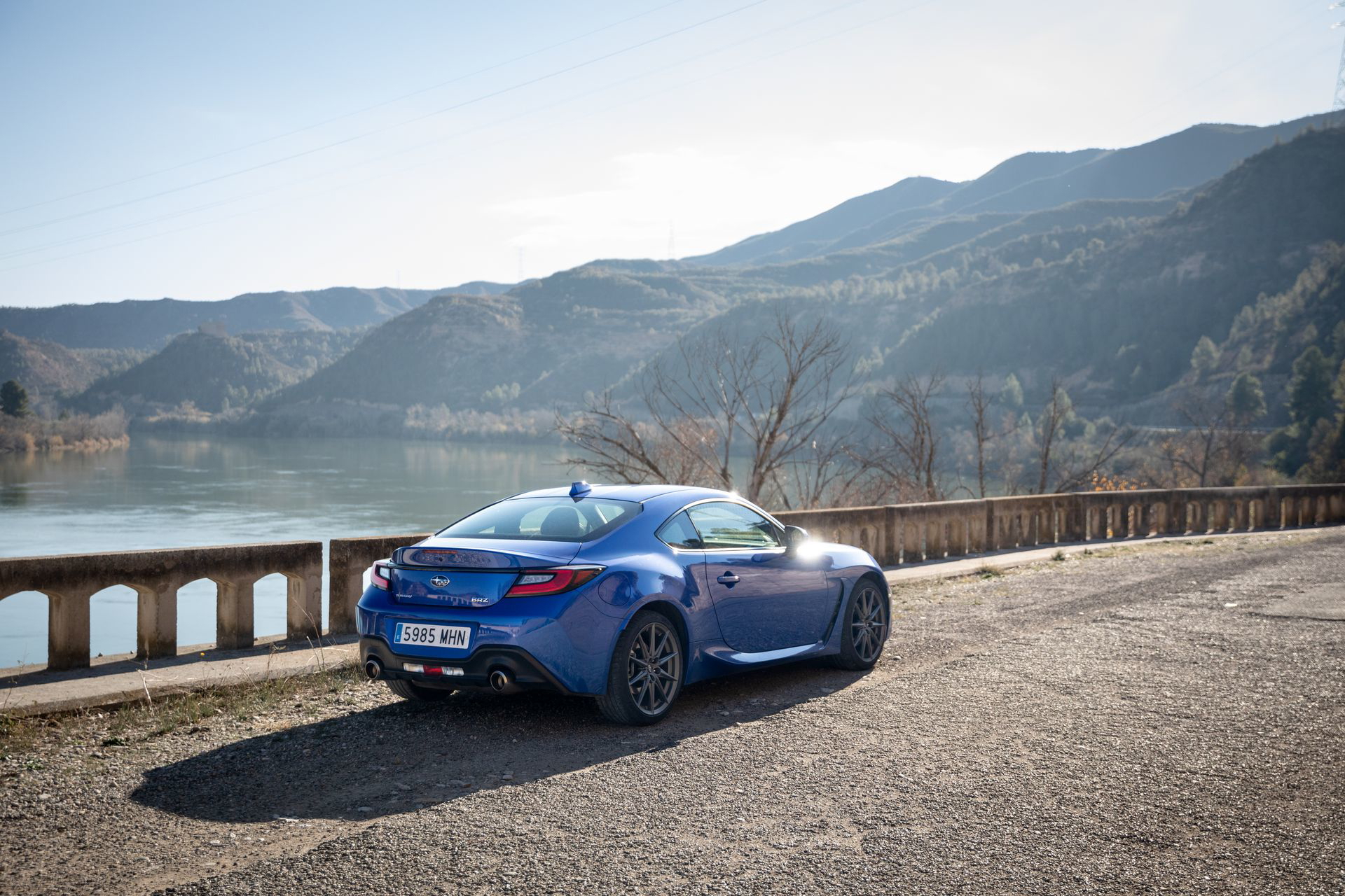 Subaru BRZ exhibiendo su diseño trasero y lateral dinámico.