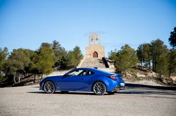 Perfil dinámico del Subaru BRZ destacando su estética deportiva