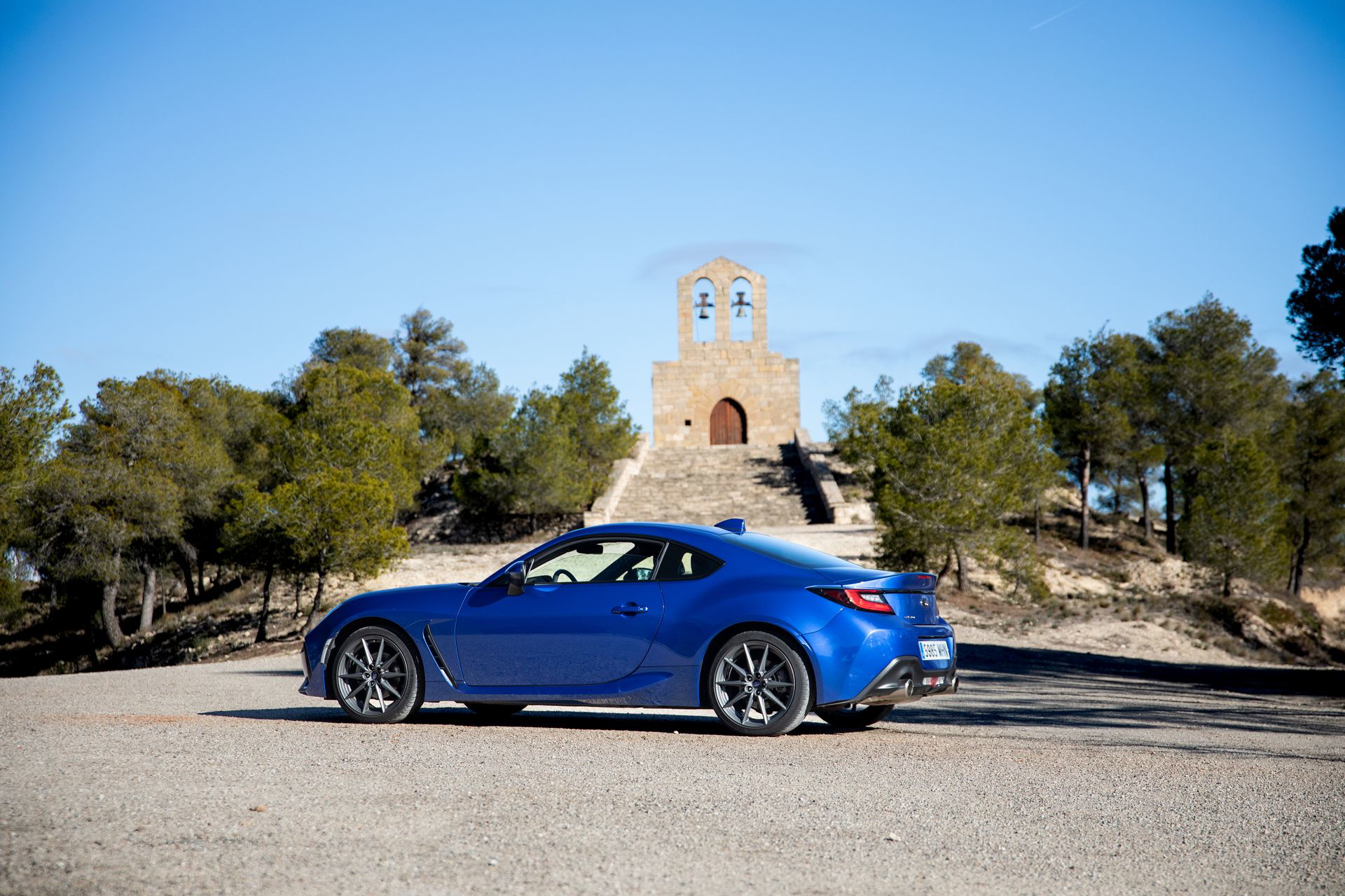 Perfil dinámico del Subaru BRZ destacando su estética deportiva