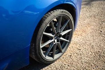 Rueda Subaru BRZ exhibiendo diseño deportivo y agarre optimo