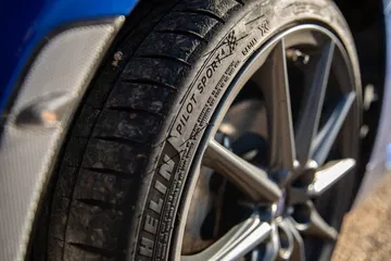 Rueda del Subaru BRZ destacando diseño y agarre