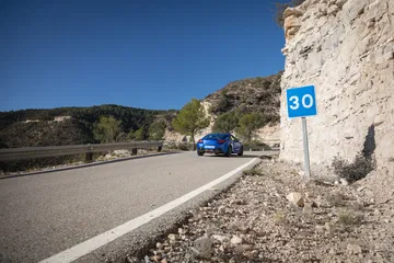 Subaru BRZ en ruta de montaña, dominio en curva