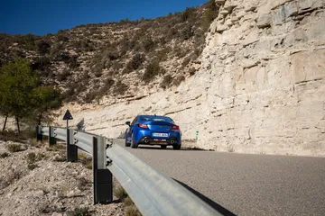 El Subaru BRZ deslumbrando con su silueta lateral en una carretera de montaña