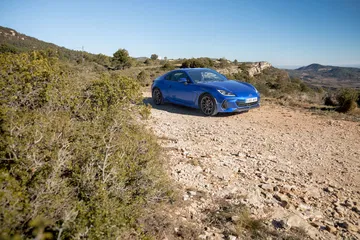 Subaru BRZ mostrando su perfil dinámico y deportivo en entorno natural.