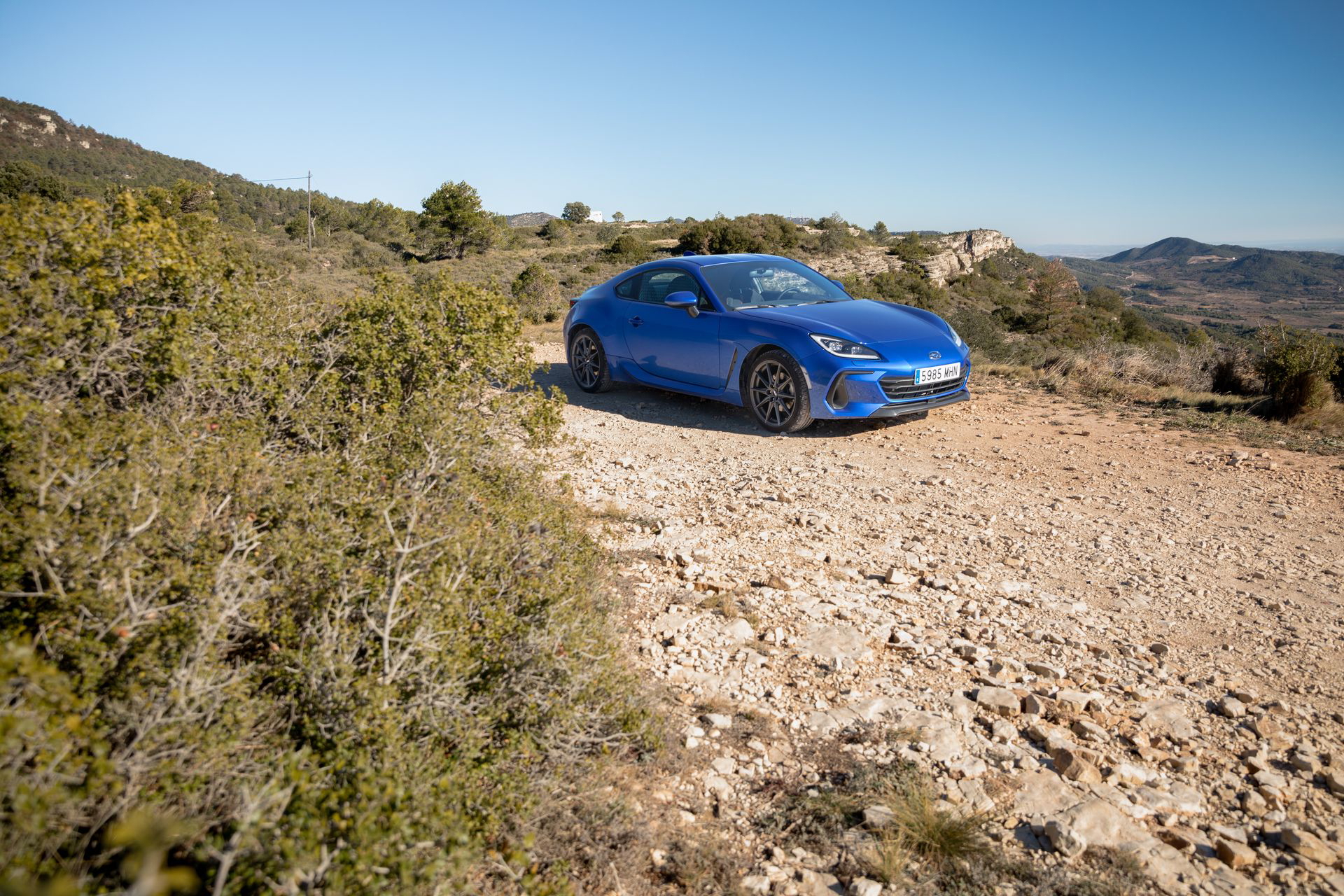 Subaru BRZ mostrando su perfil dinámico y deportivo en entorno natural.
