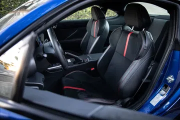 Interior del Subaru BRZ destacando los asientos deportivos y acabados.