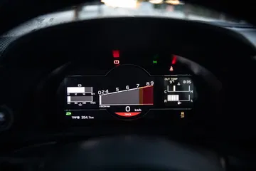 Vista nocturna del cuadro de instrumentos del Subaru BRZ, con iluminación LED.