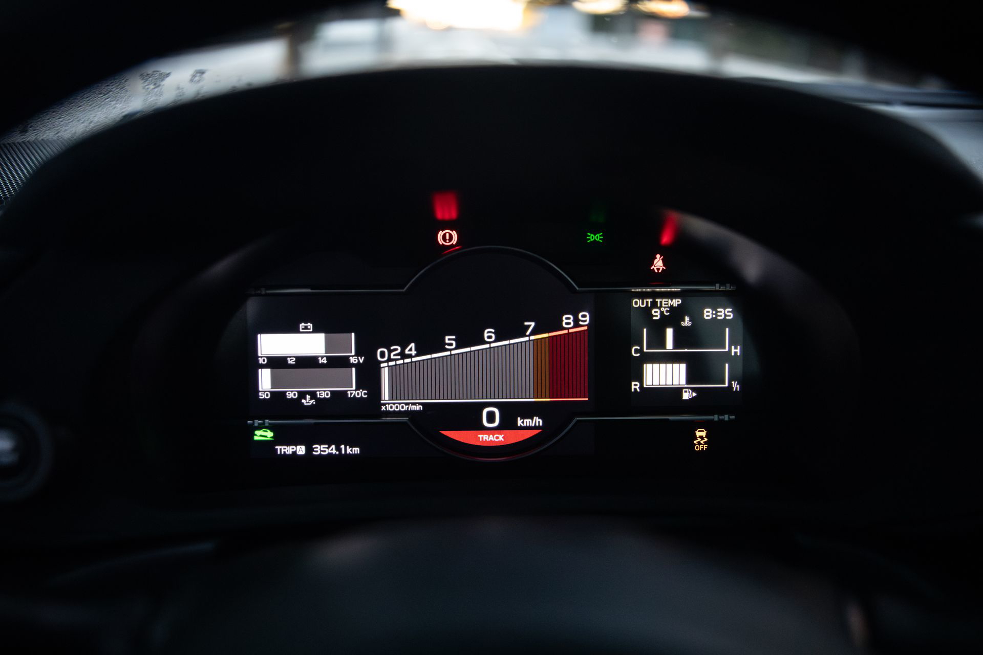 Vista nocturna del cuadro de instrumentos del Subaru BRZ, con iluminación LED.