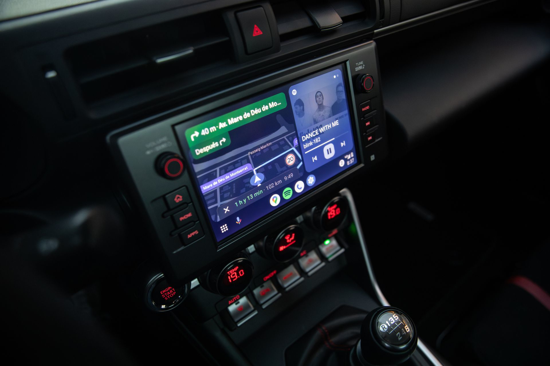 Consola central del Subaru BRZ destacando su sistema de infoentretenimiento.