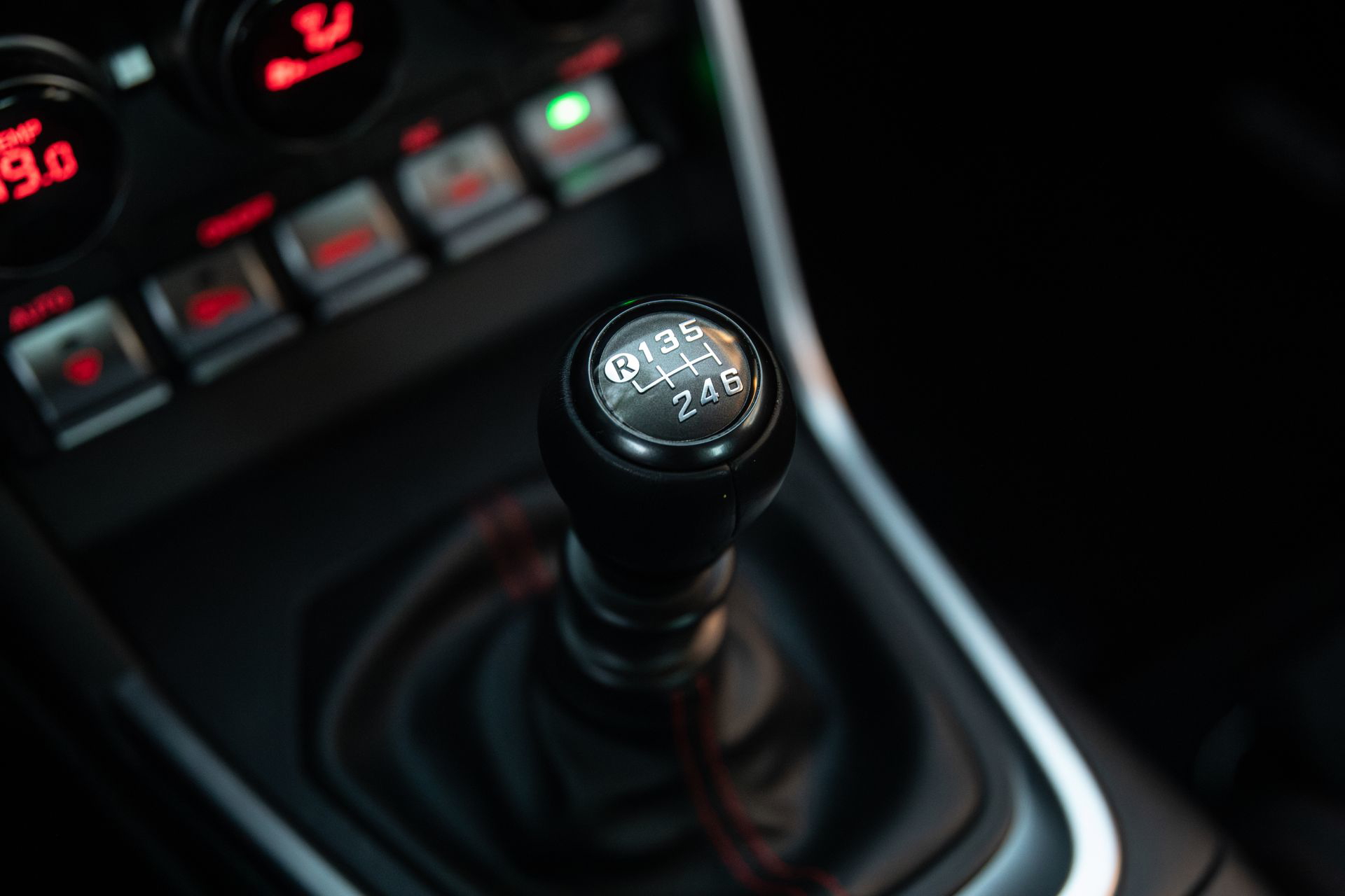 Close-up de la palanca de cambios del Subaru BRZ, pura deportividad.