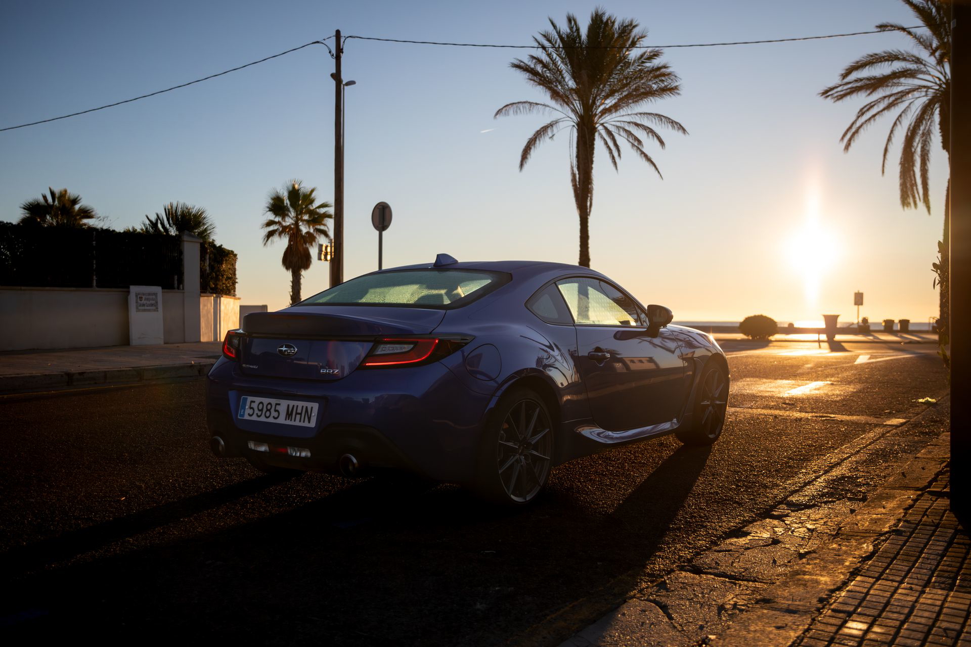 Silueta del Subaru BRZ al atardecer, mostrando un diseño deportivo y elegante.