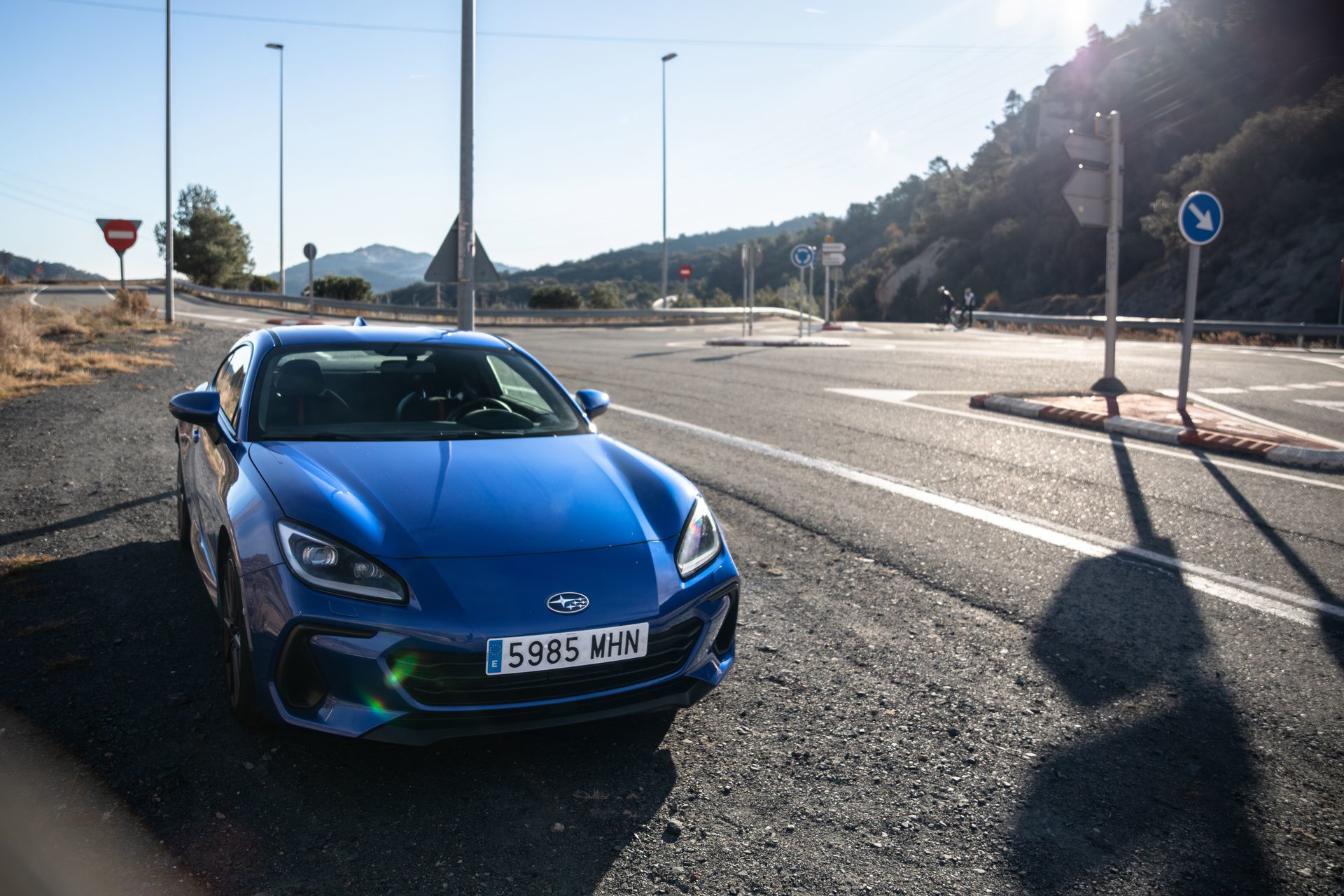 Subaru BRZ posando con su perfil y frente destacados, listo para devorar curvas.