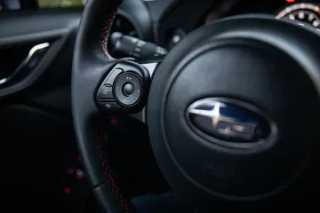 Volante con logotipo de Subaru y mandos integrados.